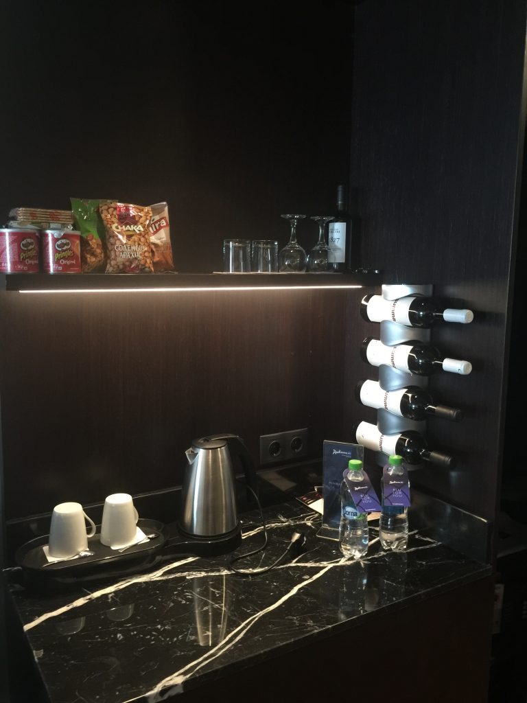 Mini bar w apartamencie w RadissonBlu Leogrand