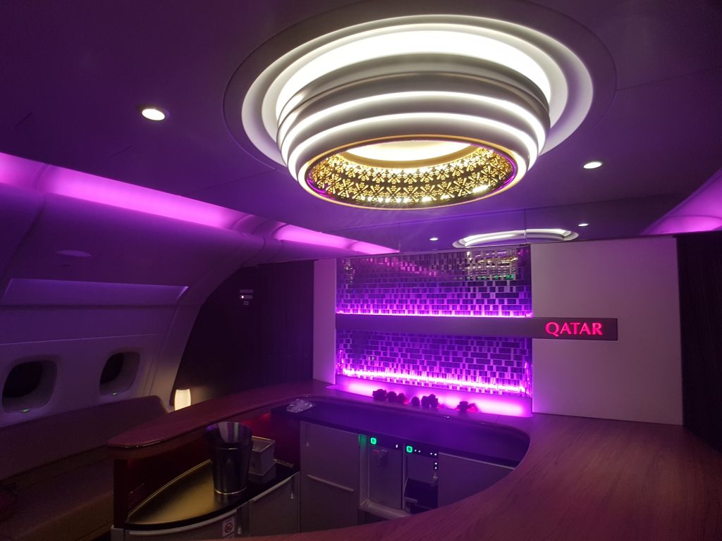 Klasa Biznes Qatar Airways A380 – bar na pokładzie