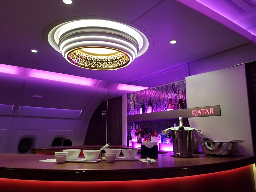 Klasa Biznes Qatar Airways A380 – bar na pokładzie